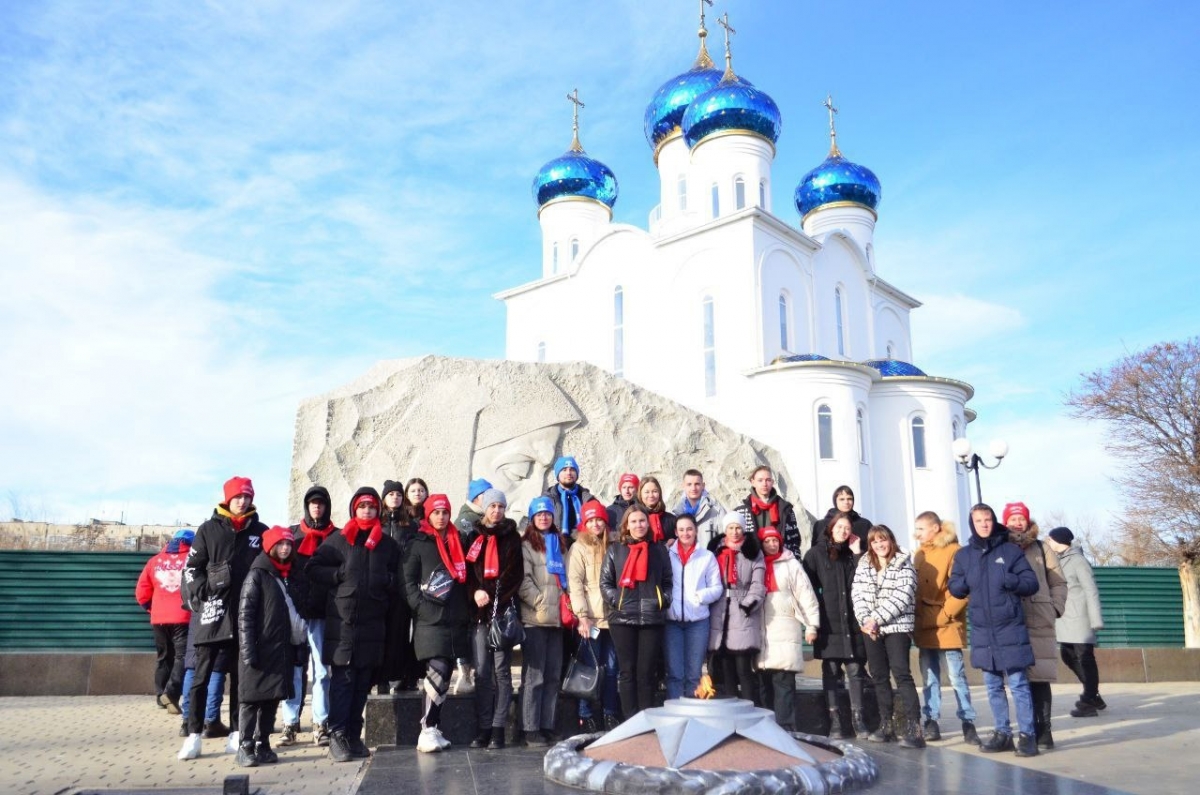 Молодежь Лутугинщины в рамках республиканской акции «Маршруты памяти» посетила экскурсию по местам молодогвардейцев в Краснодоне и Ровеньках.