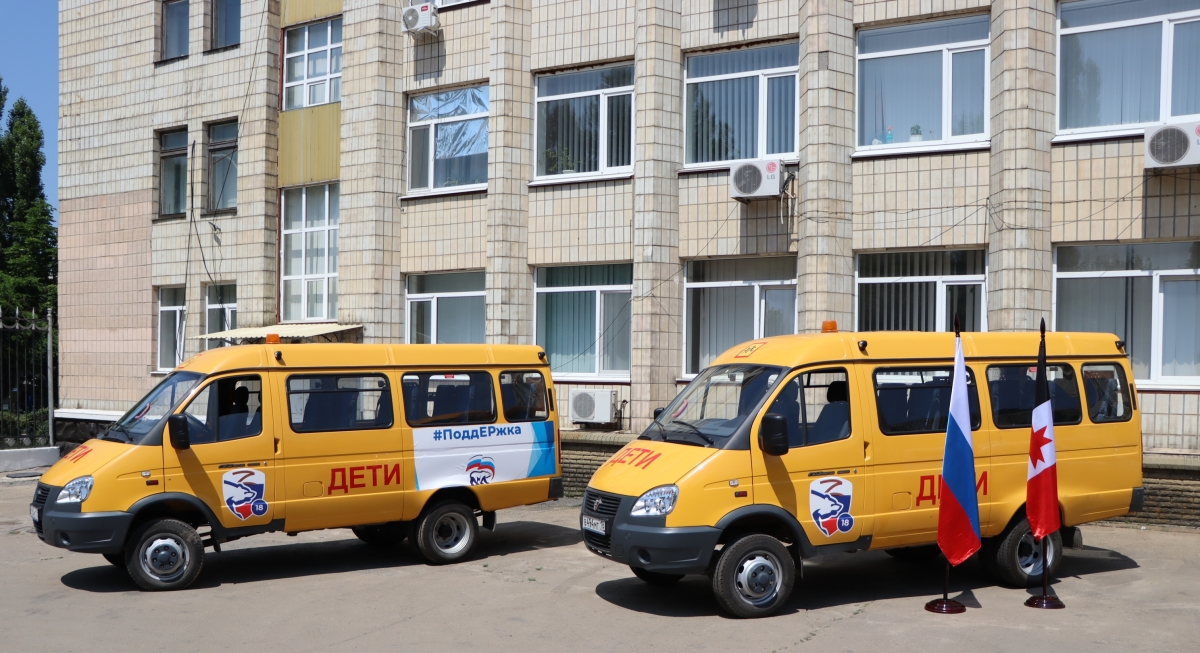 В ЛУТУГИНО СОСТОЯЛАСЬ ТОРЖЕСТВЕННАЯ ПЕРЕДАЧА КЛЮЧЕЙ ОТ ШКОЛЬНЫХ АВТОБУСОВ ШЕФА-РЕГИОНА УДМУРТСКОЙ РЕСПУБЛИКИ