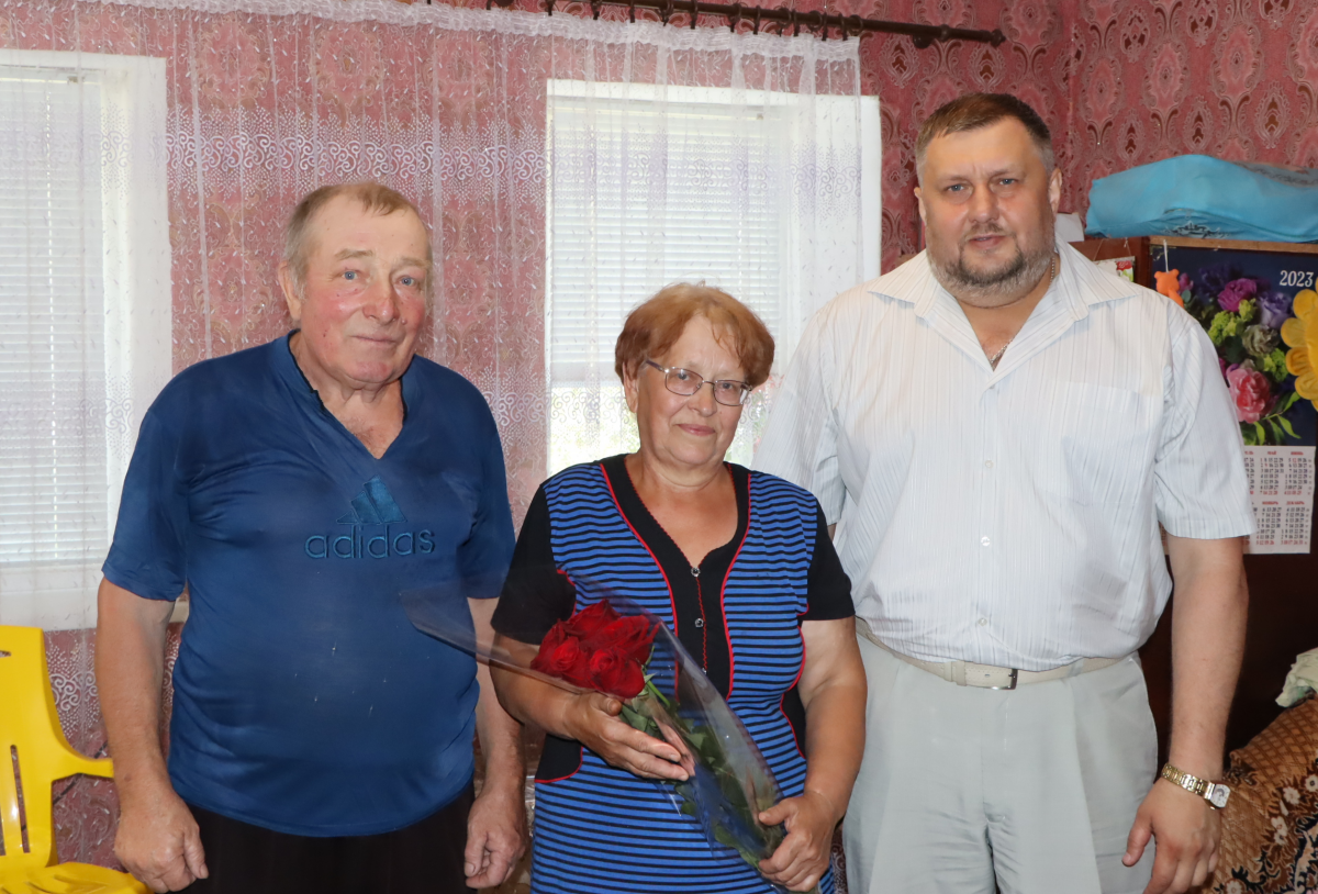 Власти и общественники района в канун Дня семьи, любви и верности поздравили супружескую пару из поселка Ключевое с золотой свадьбой