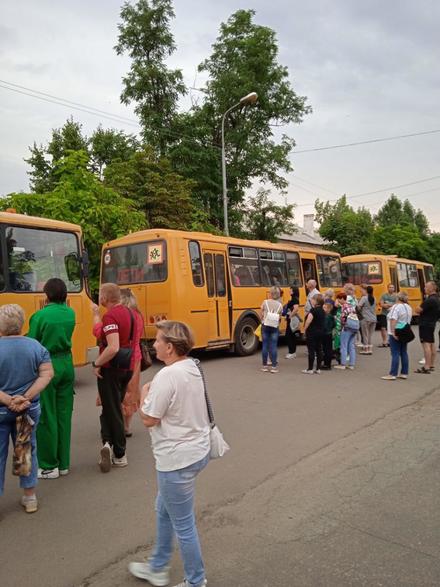 Сто юных жителей Лутугинщины отправились на отдых у Азовского моря в Ростовской области