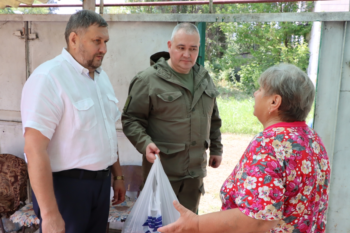 Руководитель Лутугинщины совместно с представителем Удмуртской Республики навестили одиноких пожилых людей