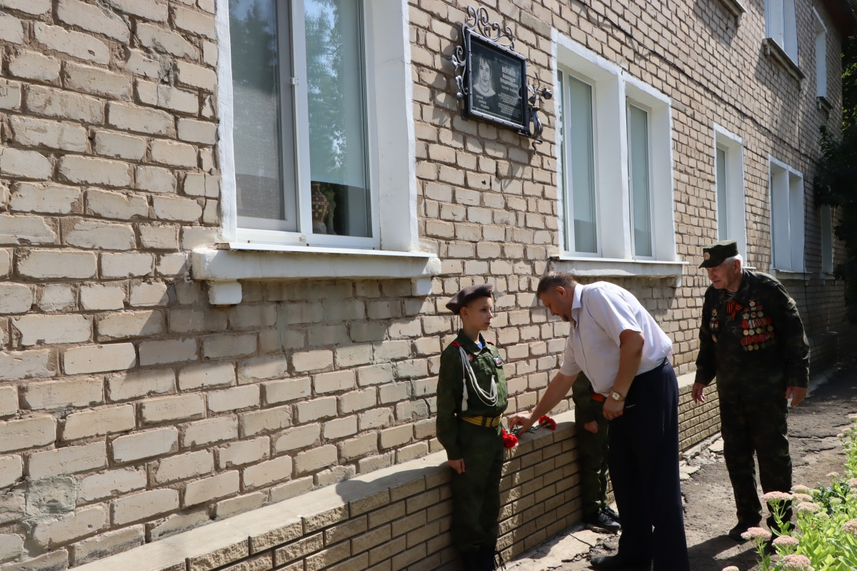 Руководитель Лутугинщины возложил цветы к мемориальным доскам погибших воинов Донбасса