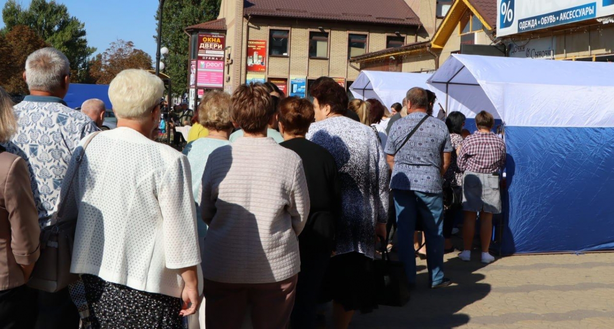 Очереди желающих проголосовать наблюдаются у избирательных участков в Лутугинском районе с самого утра