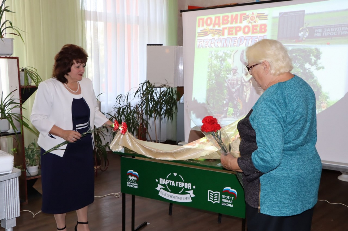 В Лутугино состоялось торжественное открытие «Парты Героя», посвященной памяти Антона Федоренко