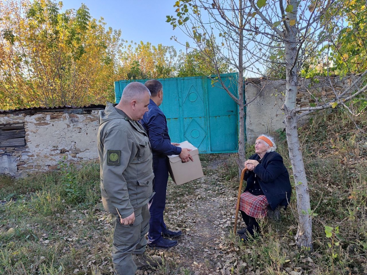 В Лутугинском районе продолжают оказывать поддержку одиноким пожилым людям