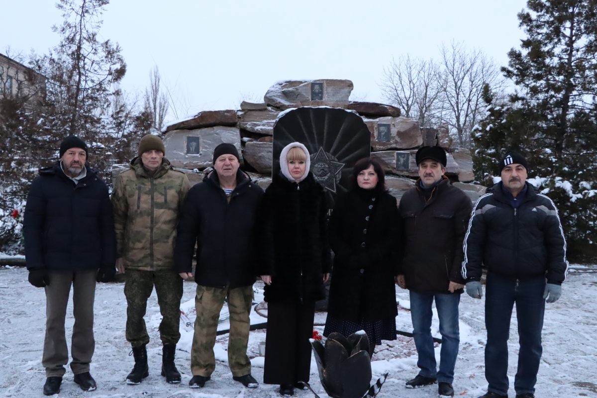 В Лутугино прошло возложение цветов ко Дню ввода советских войск в республику Афганистан