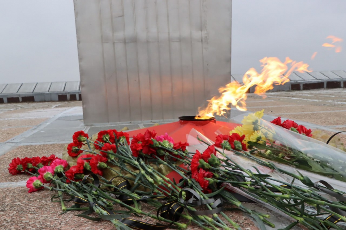 В преддверии Дня защитника Отечества лутугинцы возложили цветы к Вечному огню у Обелиска Славы