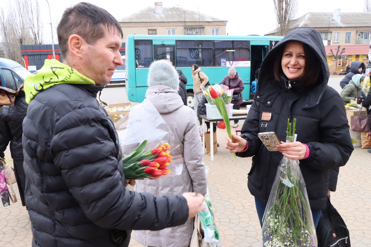 Представители шефа-региона необычно поздравили женщин Лутугино с наступающим женским днем