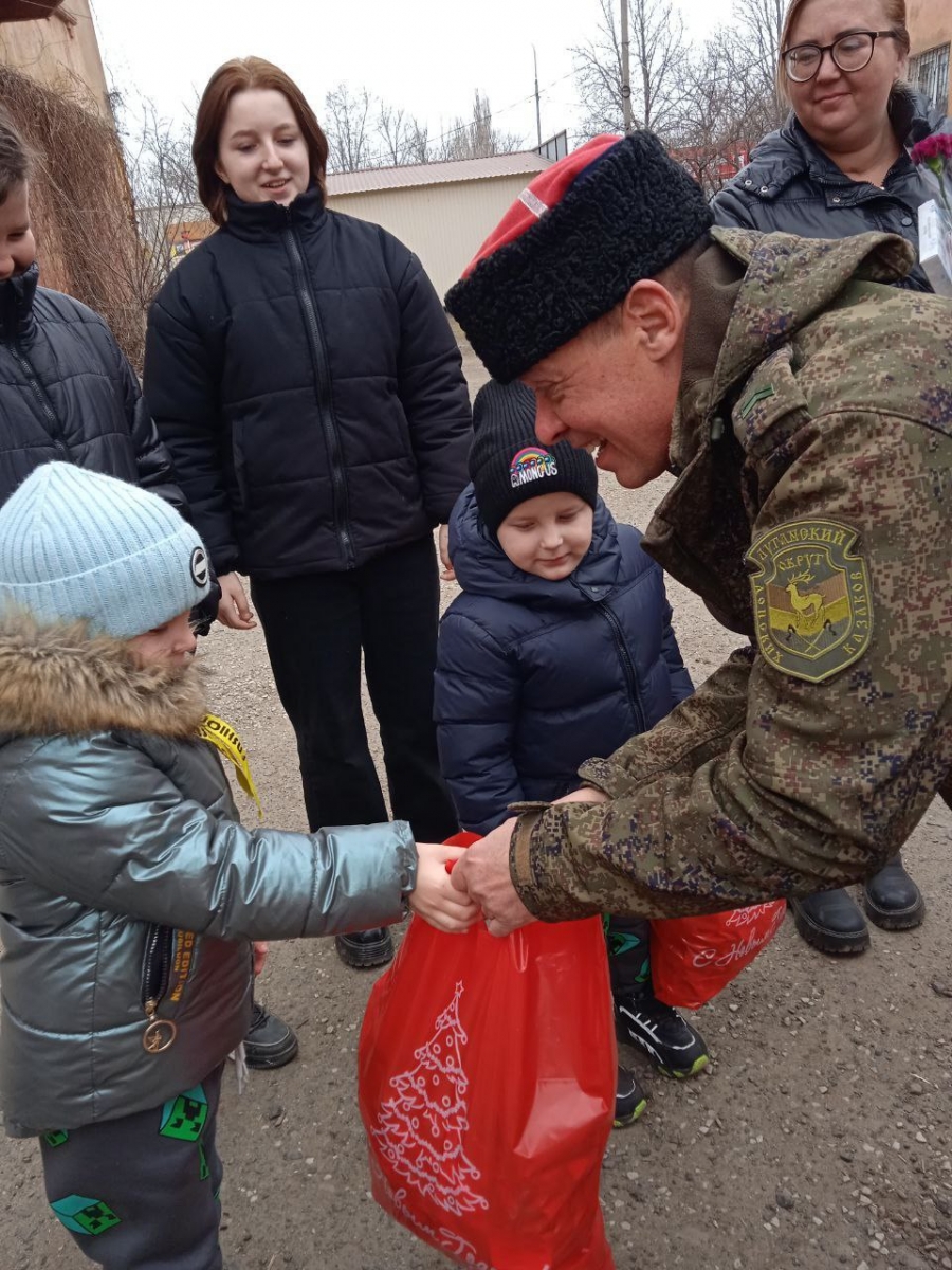 В ПРЕДДВЕРИИ МЕЖДУНАРОДНОГО ЖЕНСКОГО ДНЯ ДЕПУТАТ ЛУТУГИНСКОГО МУНИЦИПАЛЬНОГО ОКРУГА ВЛАДИМИР МАЛЫШ ПОЗДРАВИЛ С НАСТУПАЮЩИМ ПРАЗДНИКОМ ВДОВУ ПОГИБШЕГО УЧАСТНИКА СВО