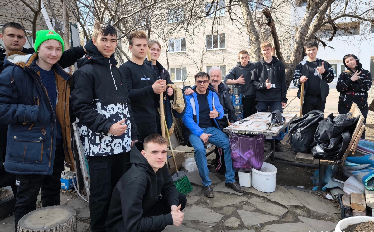 Студенты Лутугинского колледжа оказали помощь ветеранам труда