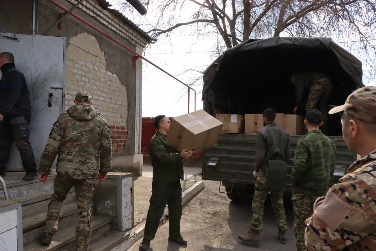 Представители шефа-региона передали обувь военнослужащим