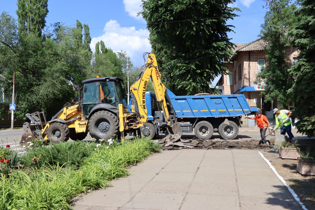 В Лутугино осуществляется ремонт тротуаров