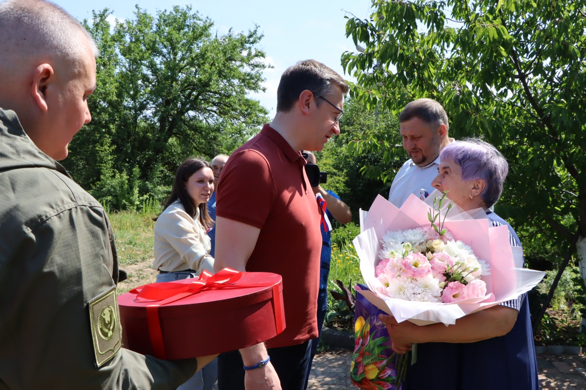 Председатель Правительства Удмуртии совместно с Главой Лутугинщины поздравили ветеранов медицины