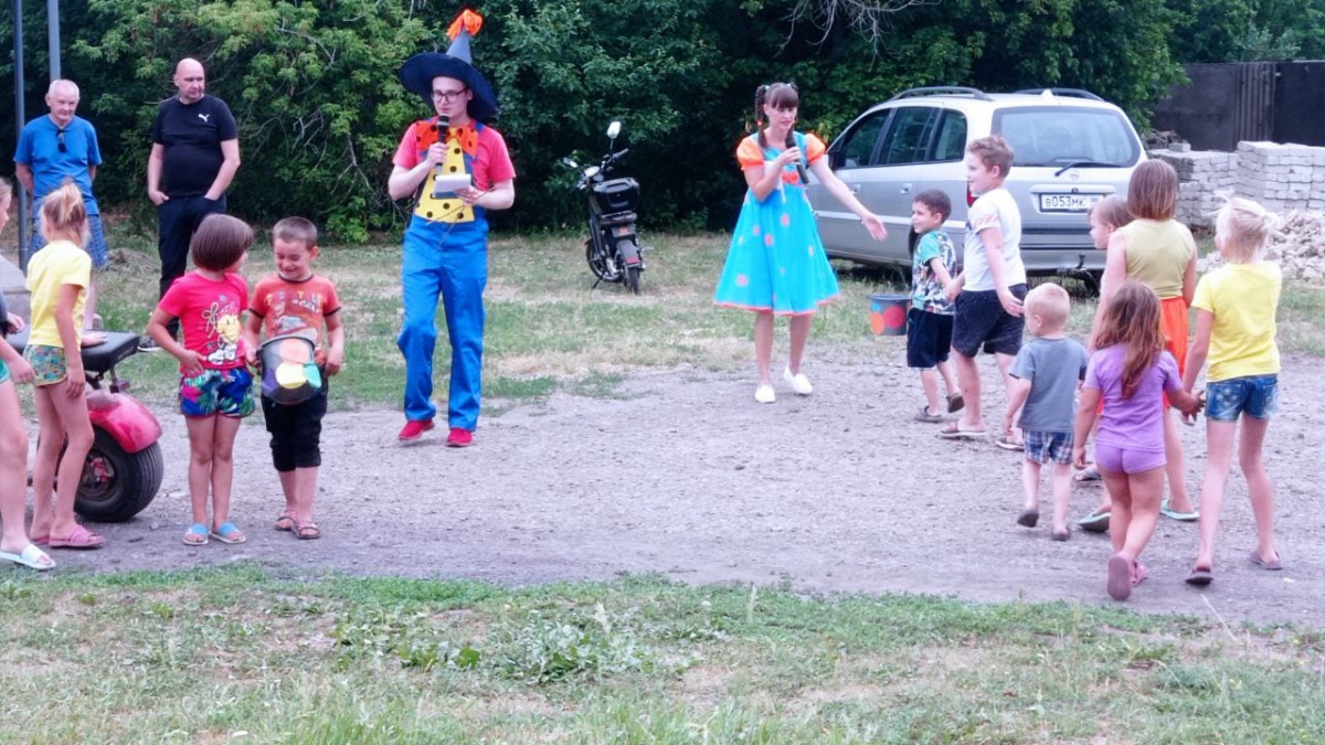 Автоклуб отправился радовать детишек в село Петро-Николаевка
