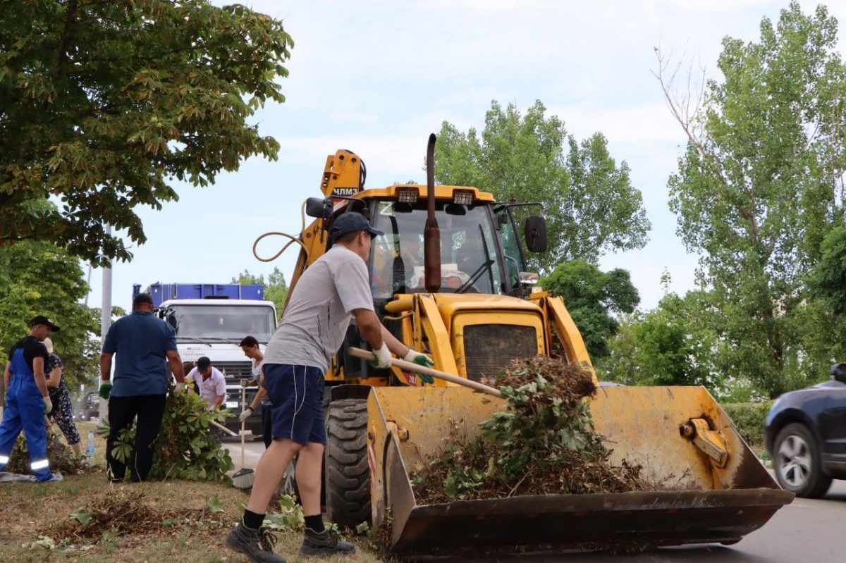 Лутугинцы провели очередной общегородской субботник