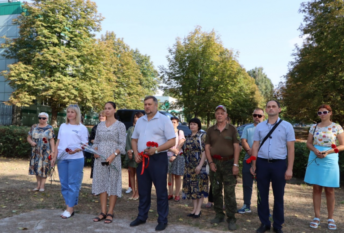 В Лутугино прошла памятная акция в рамках Дня воинской Славы России