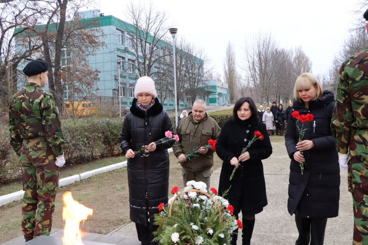 Жители Лутугинского муниципального округа почтили память Неизвестного Солдата